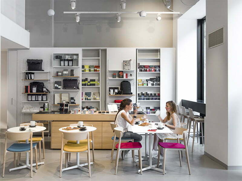 Moleskine abre café em Milão