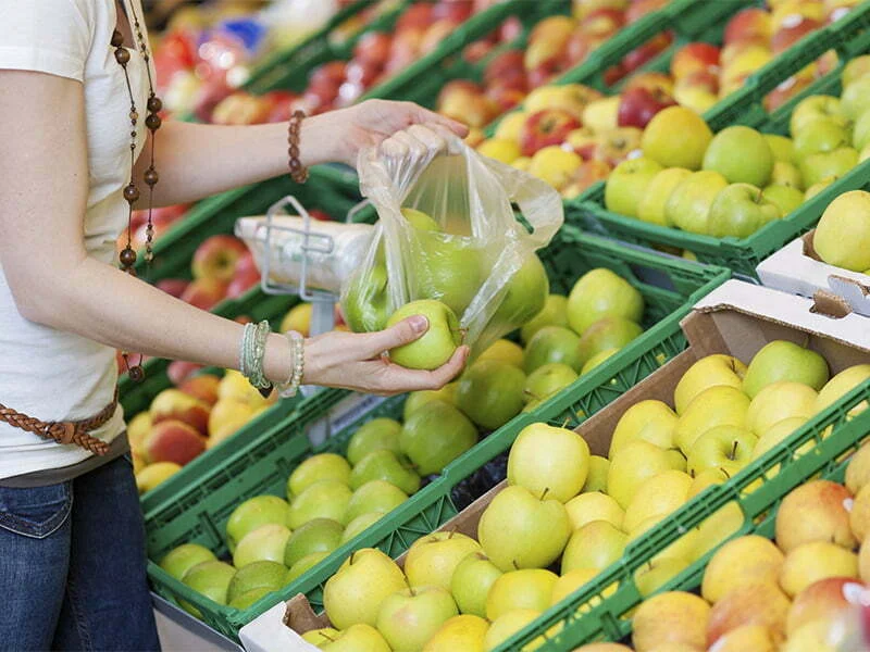 Supermercados testam sacos de plástico reutilizáveis para as frutas e legumes