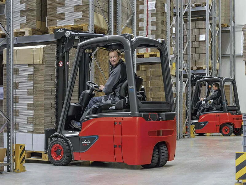 Empilhadores contrapesados Linde incluem a nova solução Li-Ion