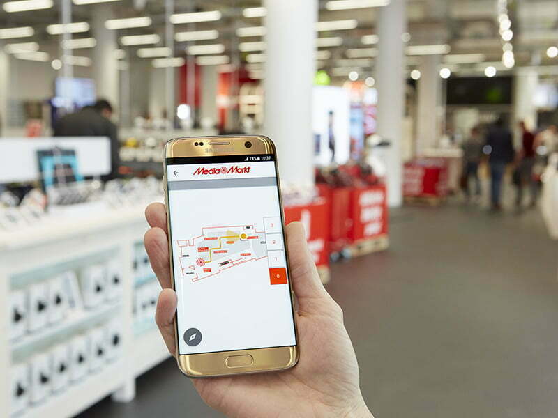 Clientes da Media Markt usam a luz para encontrar os produtos