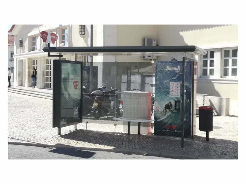 Buondi serve café em paragem de autocarro
