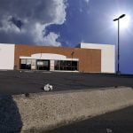 Covid-19 leva a 6,1 milhões de empregos perdidos no sector do retalho nos Estados Unidos da América, em 2020