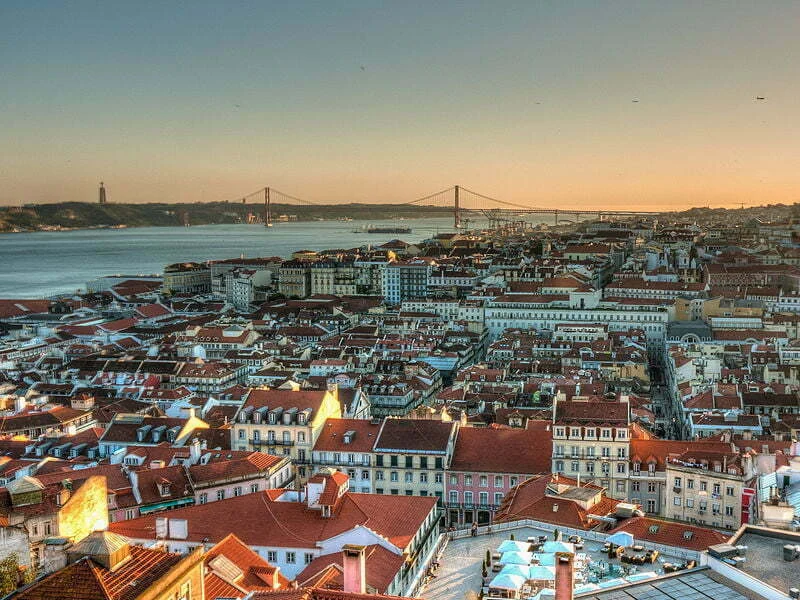 Turismo é a base de 81,8% das pesquisas sobre Portugal