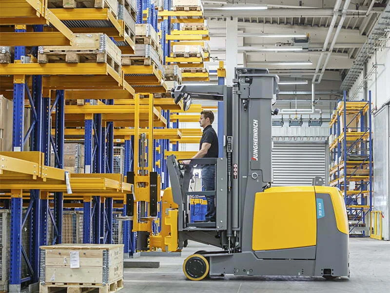 Jungheinrich apresenta novo empilhador combinado para corredores estreitos