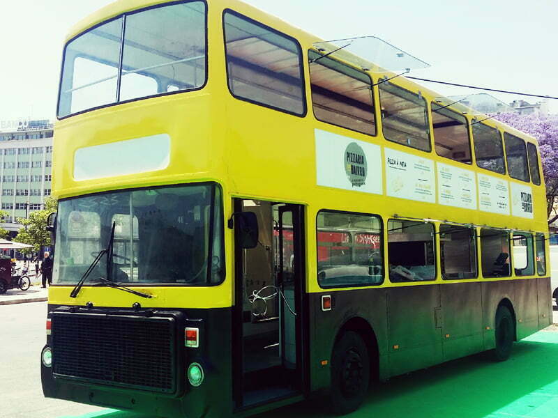 Autocarro da Pizzaria do Bairro presente na Feira do Livro
