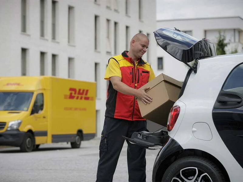 DHL vai entregar encomendas diretamente nos porta-bagagens de automóveis Smart