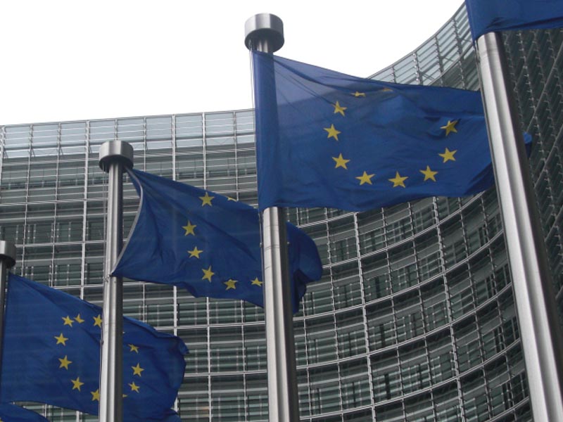 Comissão Europeia atualiza critérios da Ecolabel para computadores, mobiliário e calçado
