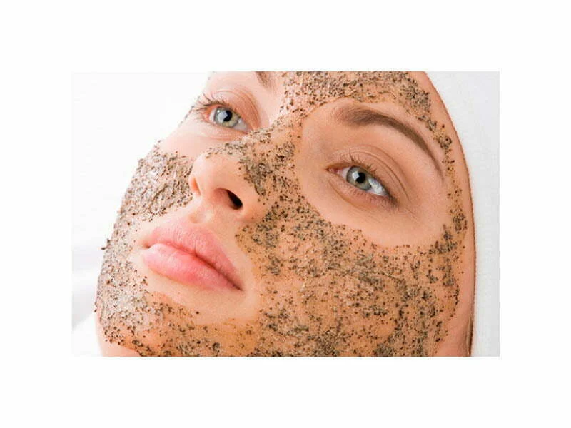 Rosto de mulher com esfoliante facial aplicado, destacando cuidados de pele e rotina de beleza