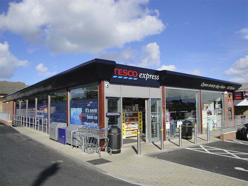 Tesco poderá ter de vender centenas de lojas para aprovação da fusão com a Booker