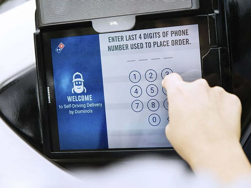 Veículo de condução autónoma da Ford entrega pizzas da Domino’s