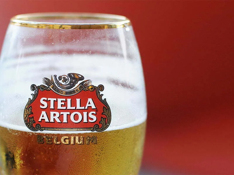 4.º trimestre ajuda às vendas da AB InBev