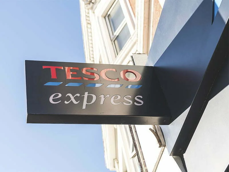 Tesco passa de prejuízos a lucros