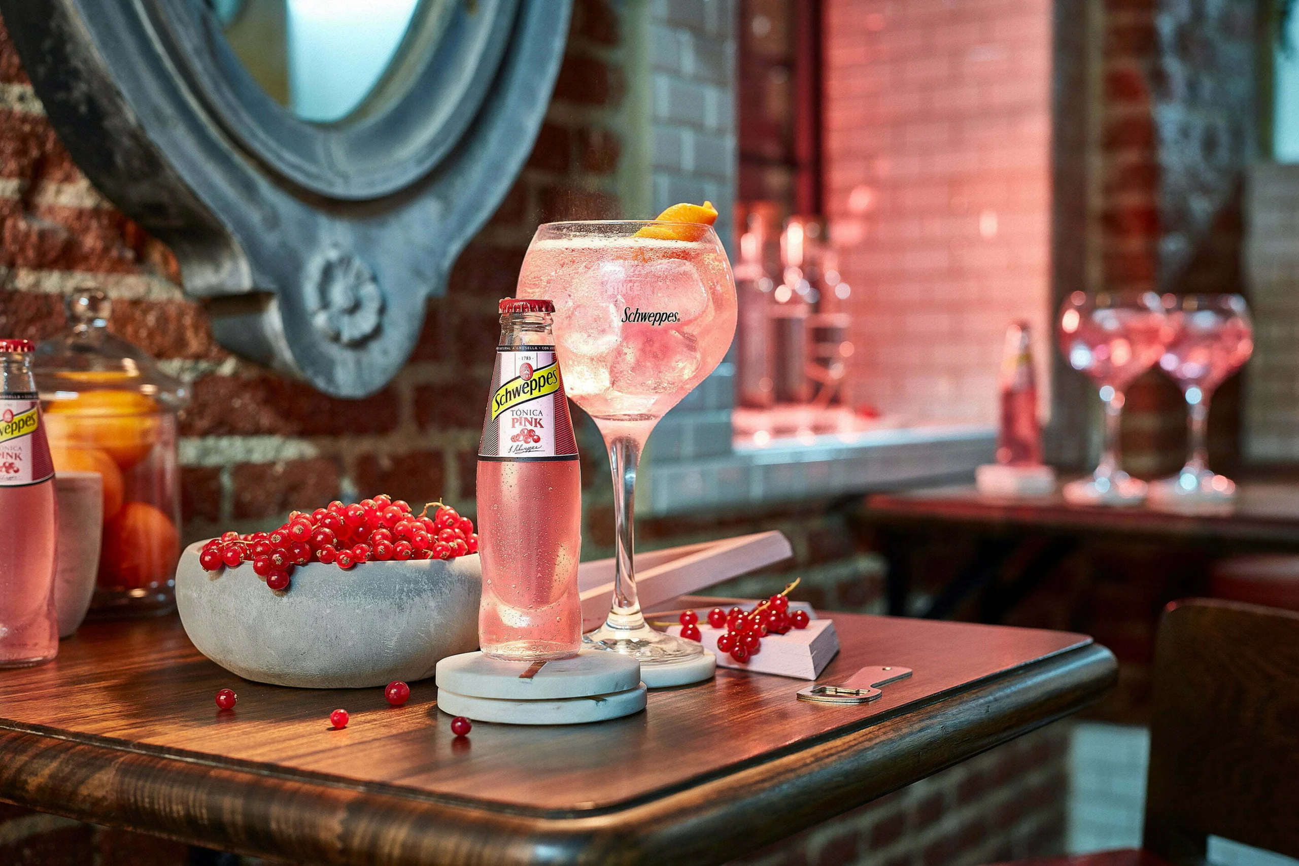 Schweppes apresenta-se mais frutada e com groselha