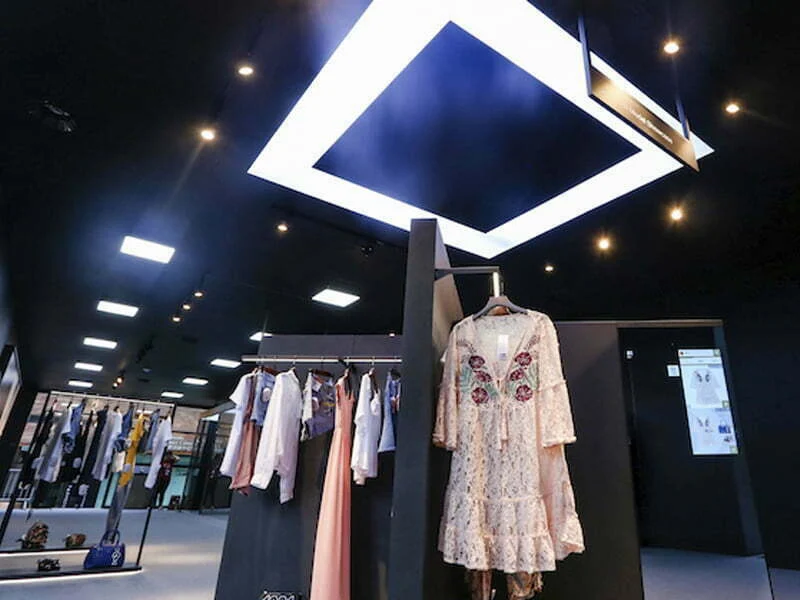 Alibaba e Guess testam loja de moda do futuro