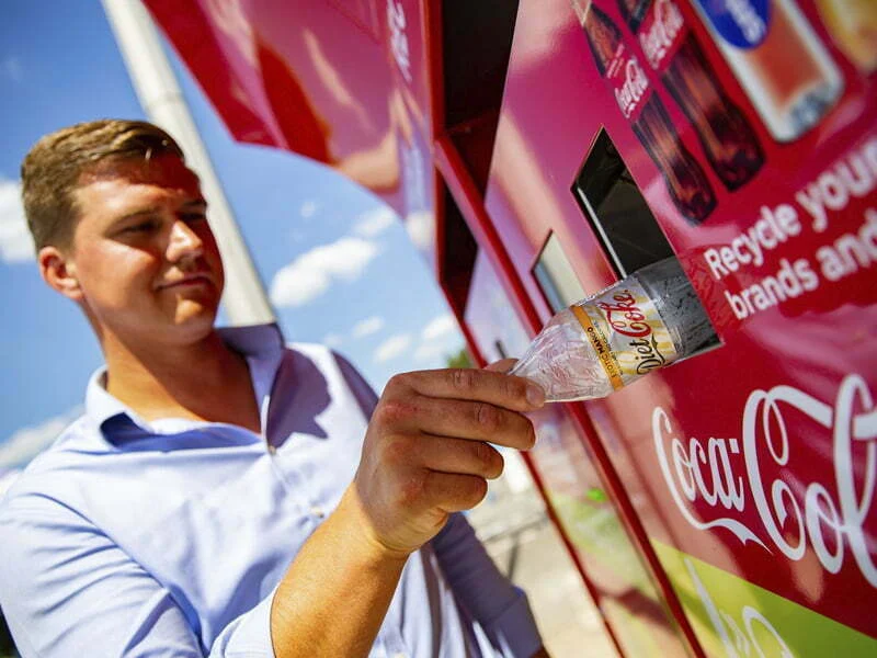 Reciclar Coca-Cola em parques de diversões dá desconto