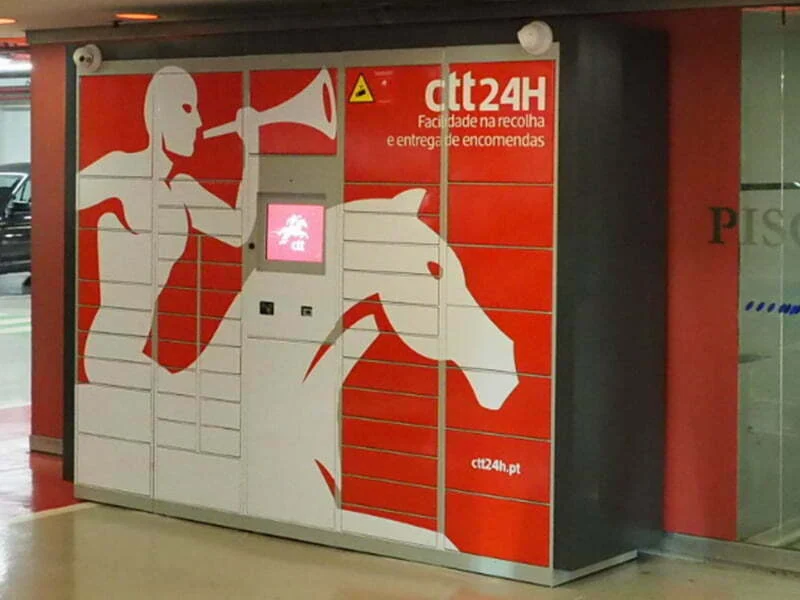 Centro Vasco da Gama com cacifos automáticos dos CTT para levantar compras online