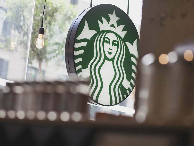 Starbucks abre loja onde só trabalham maiores de 60 anos
