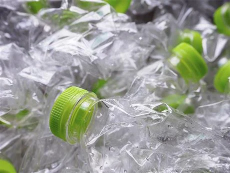 Bruxelas considera que compromissos da indústria sobre os plásticos reciclados são insuficientes