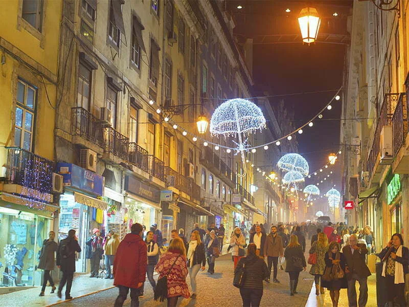 Portugueses estimam gastar 372 euros nas compras deste Natal
