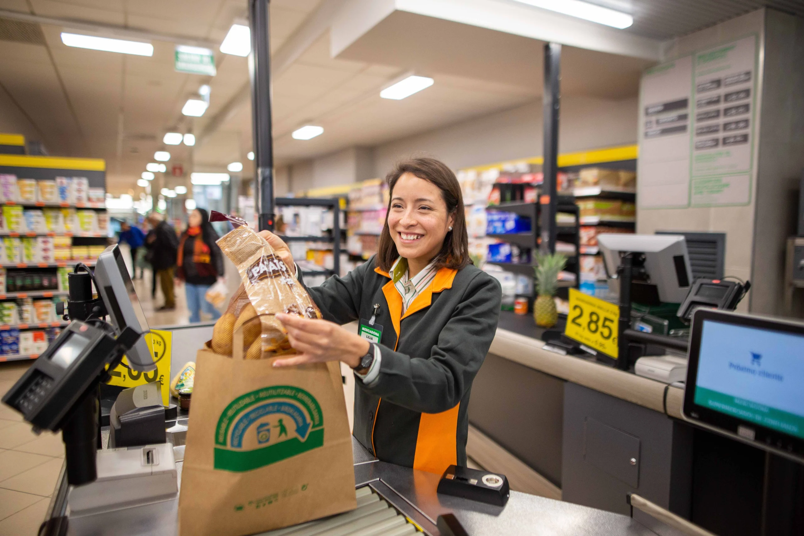Mercadona avança com substituição total de sacos de plástico