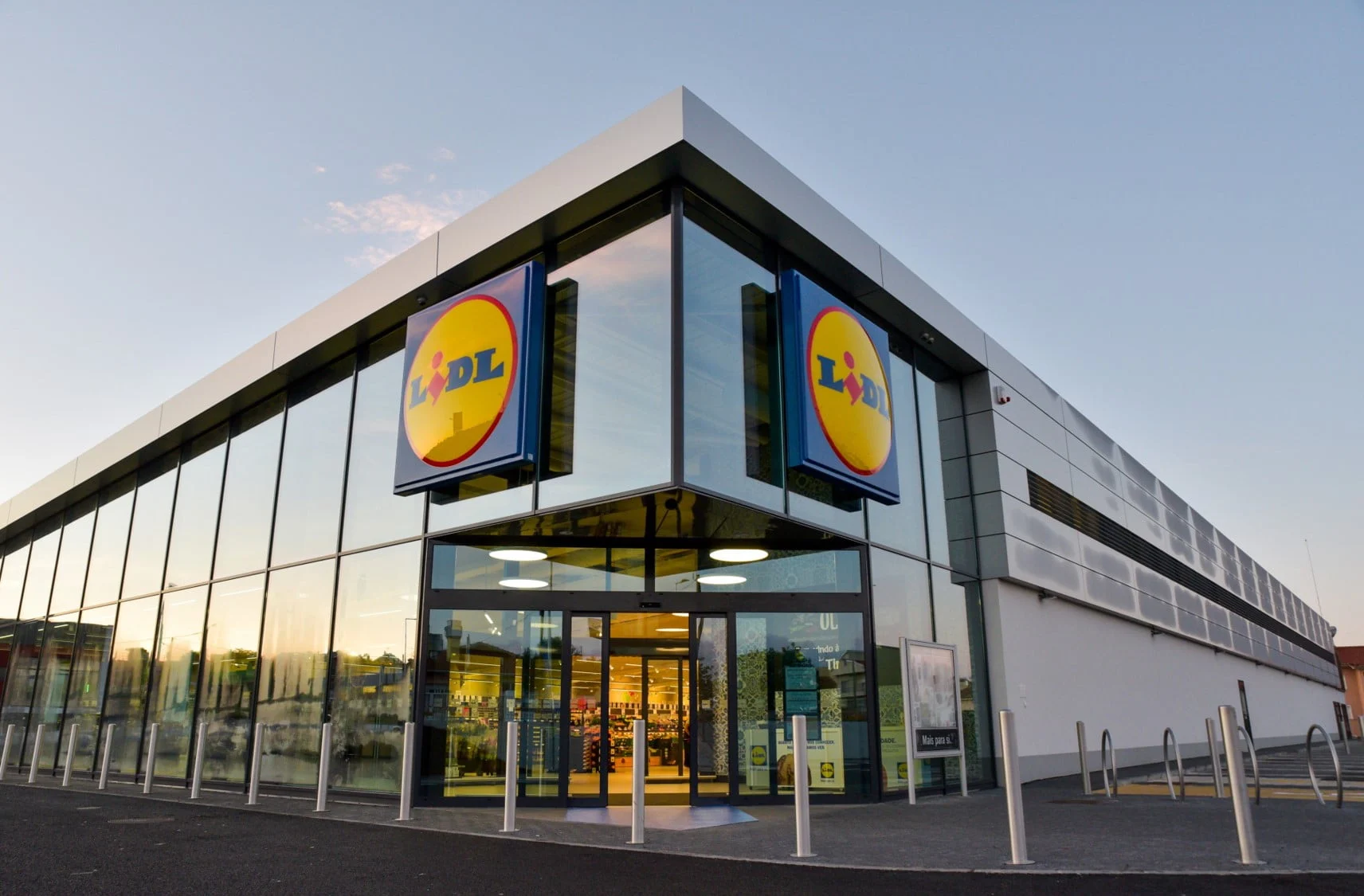 Lidl renova lojas de Tires e Lousã