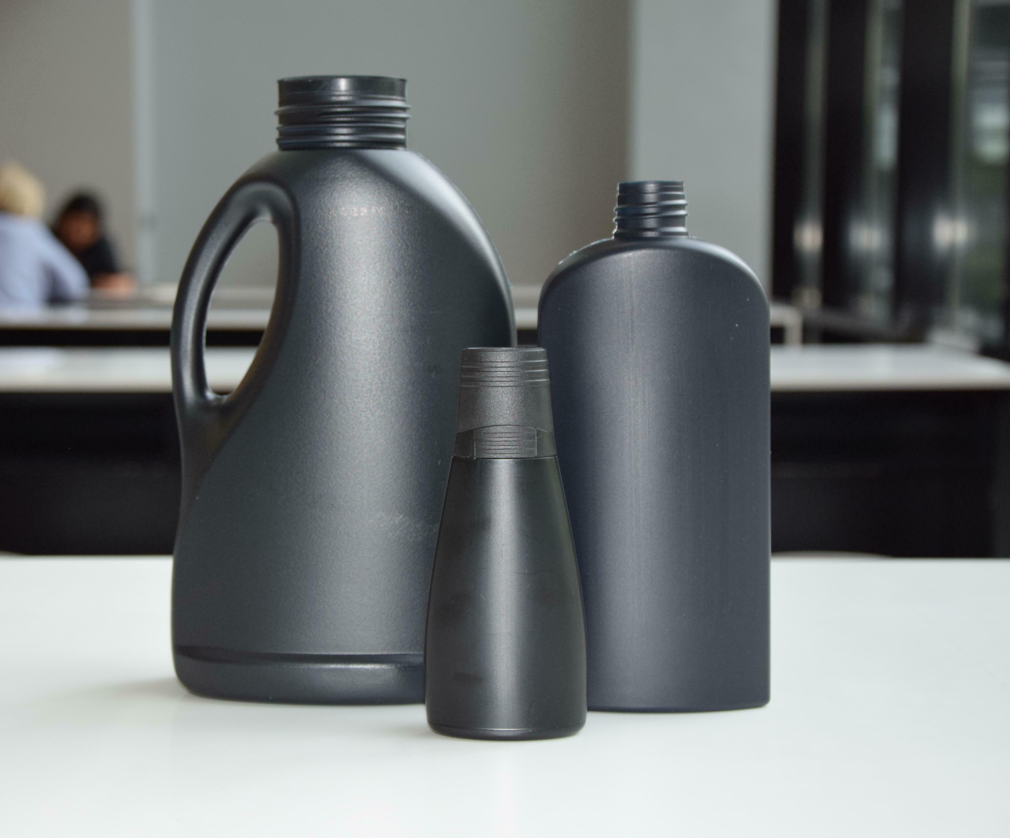 Henkel introduz embalagens de plástico preto reciclado