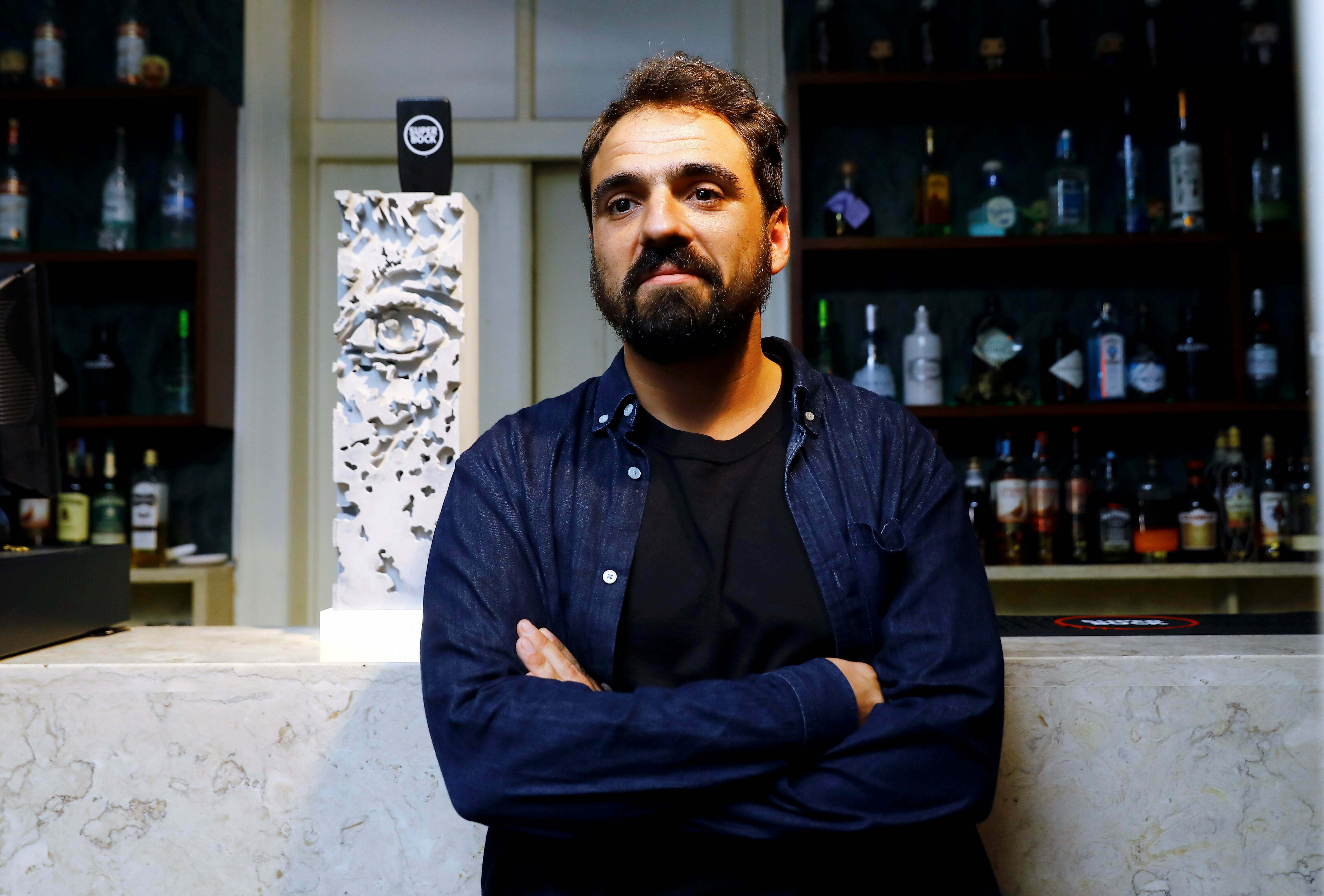 Vhils cria coluna de cerveja para a Super Bock