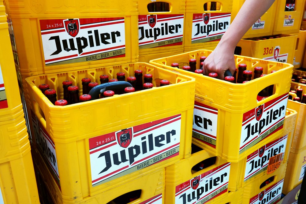 Bruxelas multa AB InBev por restringir vendas transfronteiriças