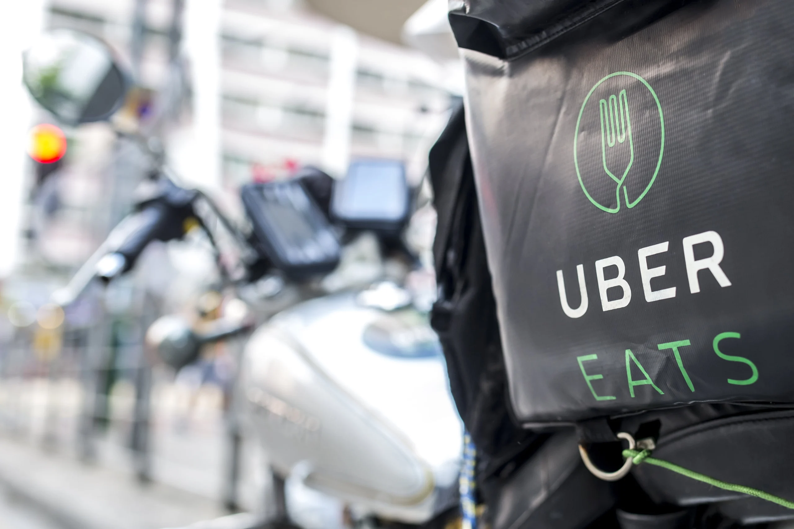 Uber Eats chega ao retalho alimentar com o Carrefour