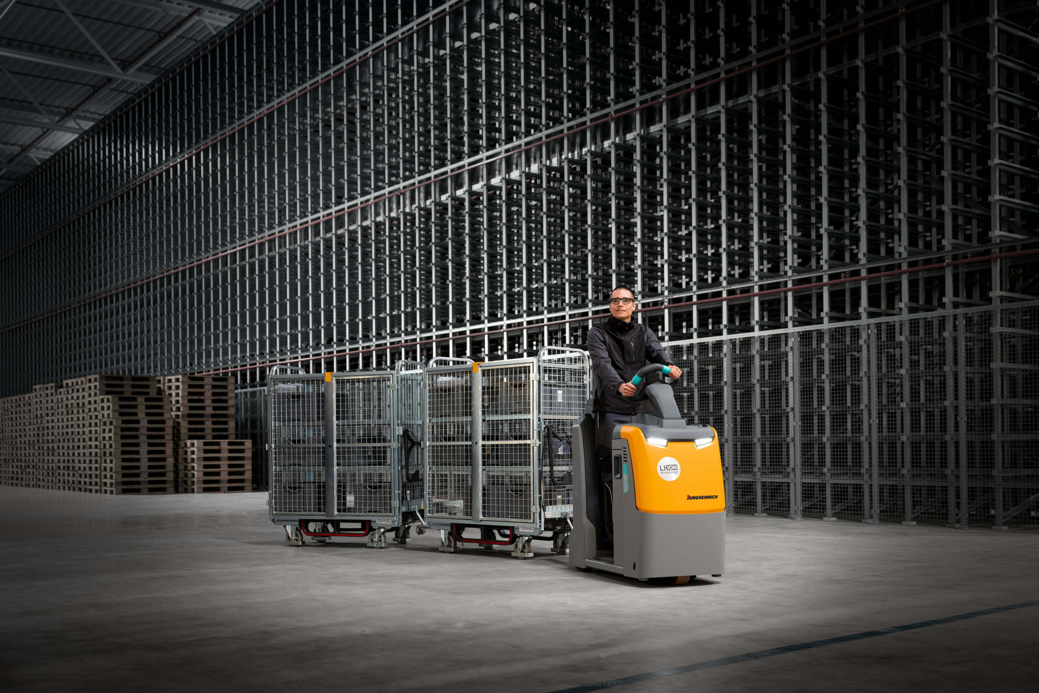 Jungheinrich lança reboque elétrico compacto para transporte de artigos pequenos