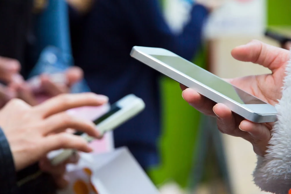 Consumidor usa uma média de três canais para se informar sobre uma marca