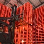 empilhador a movimentar paletes LPR