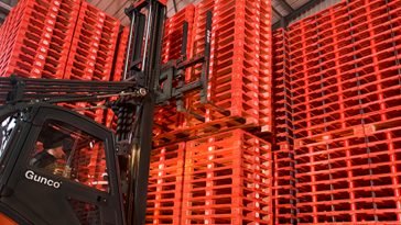 empilhador a movimentar paletes LPR