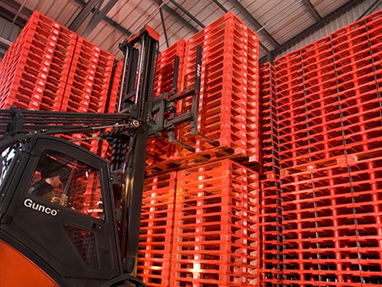 empilhador a movimentar paletes LPR