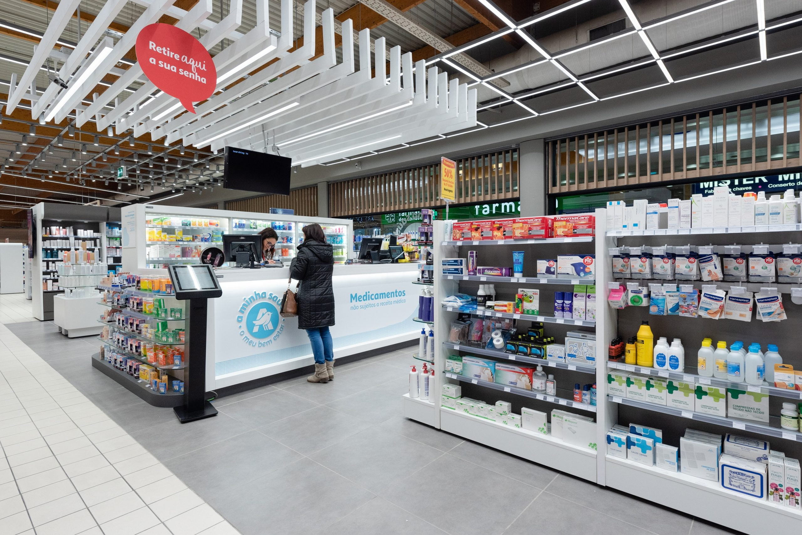 Auchan recolhe medicamentos fora da validade