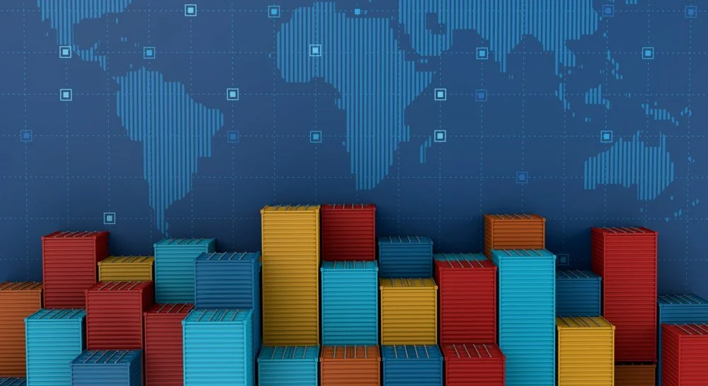 Imagem conceptual de contentores marítimos coloridos sobre fundo com mapa-mundo estilizado, simbolizando comércio internacional, cadeias de abastecimento globais, logística e exportação/importação