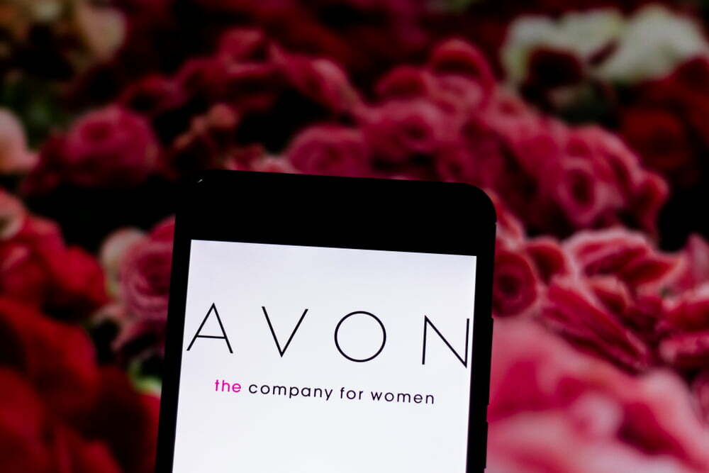 Avon apresenta nova imagem com a campanha Watch Me Now