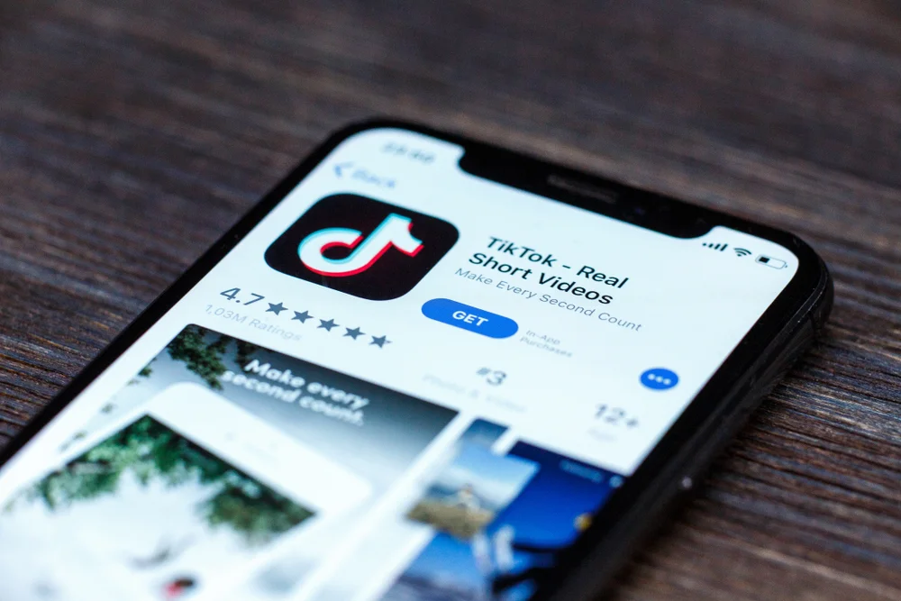 TikTok bringt einen KI-gestützten Shopping-Assistenten auf den Markt und unterstreicht damit sein Engagement für den agenturbasierten Handel.