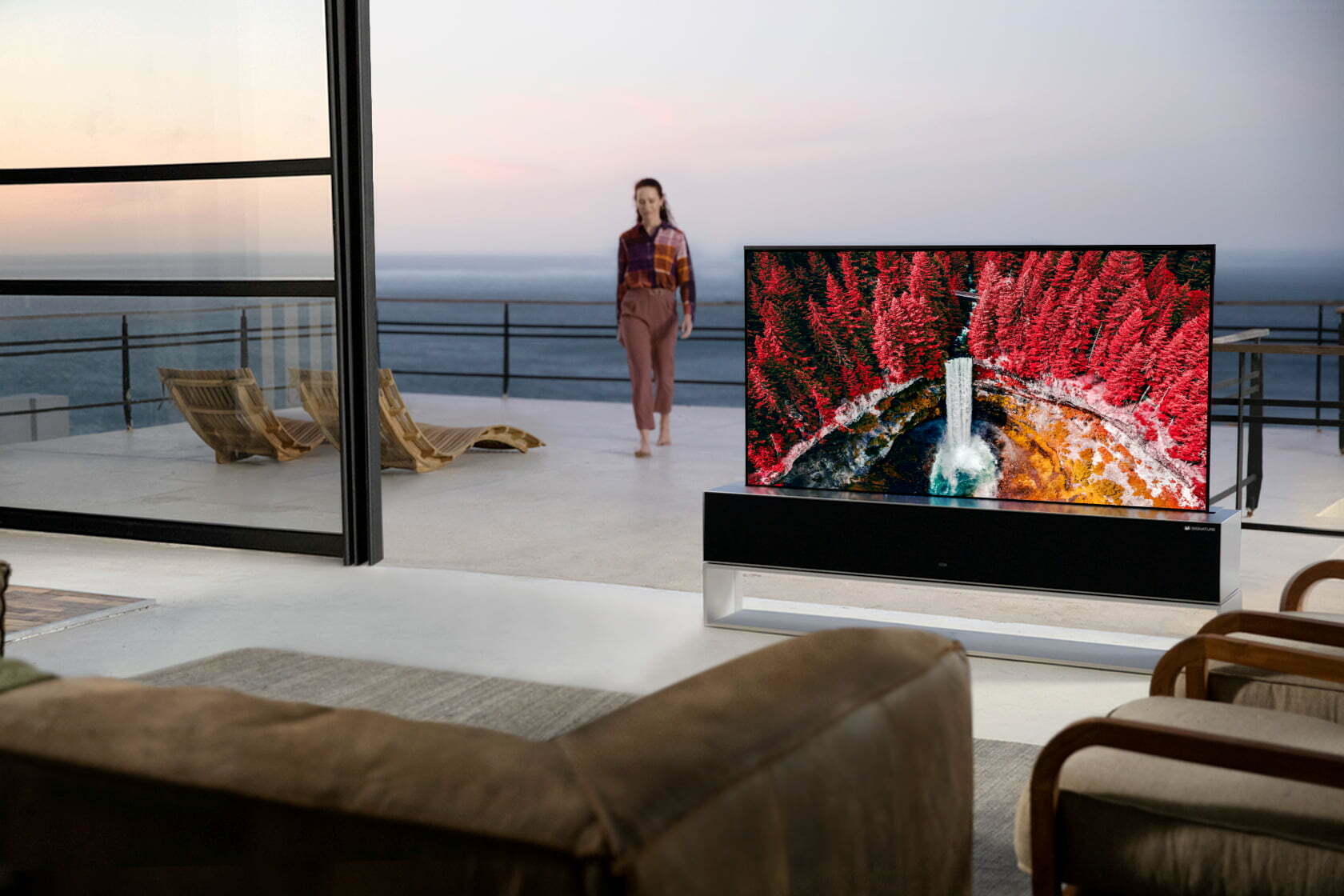 Lançamento comercial da Rollable OLED TV da LG marca ponto de viragem na história da televisão