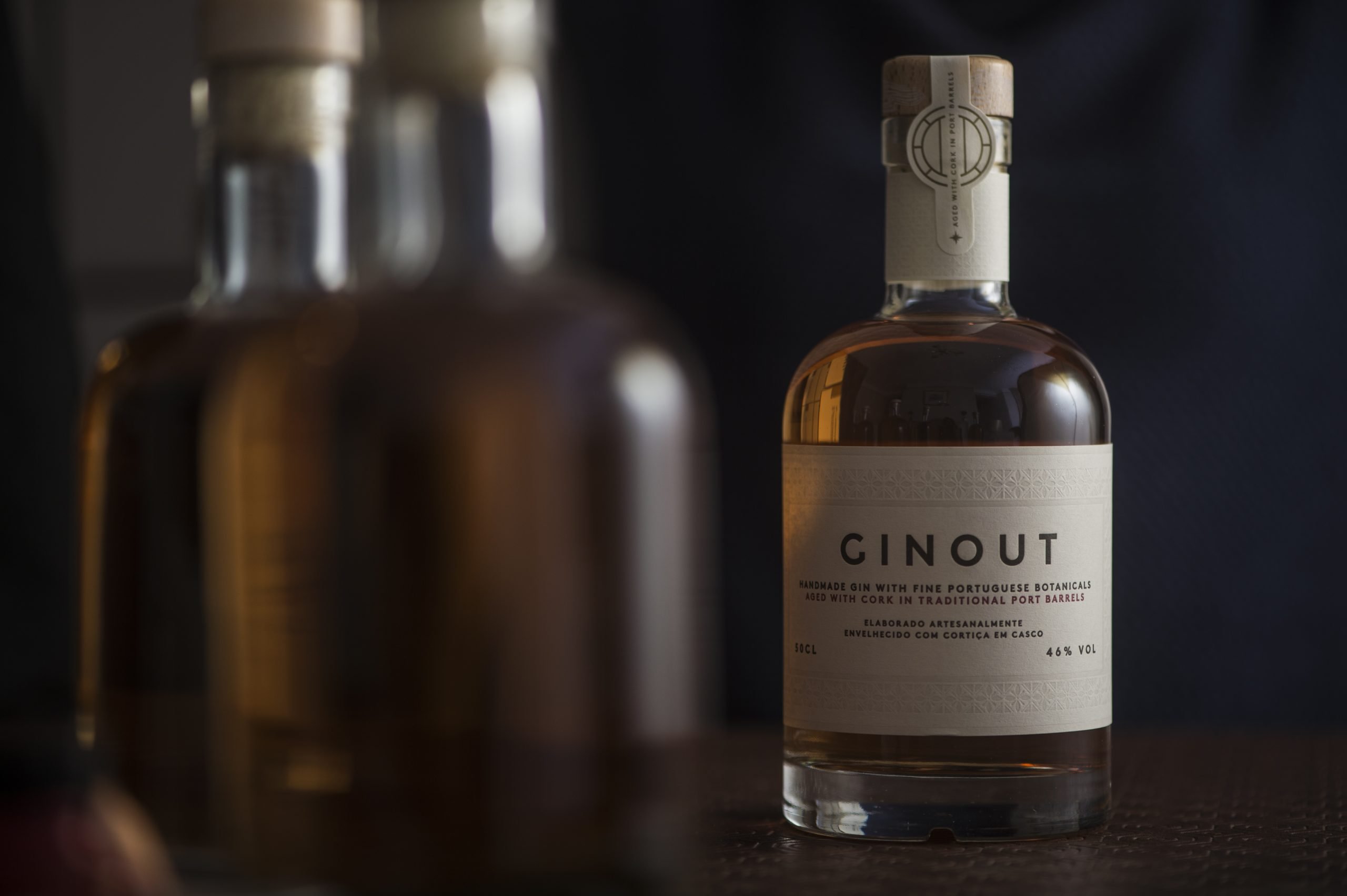 Ginout: o primeiro gin do mundo envelhecido por dentro e por fora