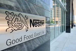 Außenwerbung für Nestlé mit dem Logo und dem Slogan „Good Food, Good Life“.