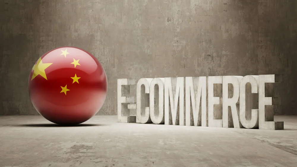 Esfera com a bandeira da China ao lado da palavra “Ecommerce”, representando o comércio eletrónico no mercado chinês