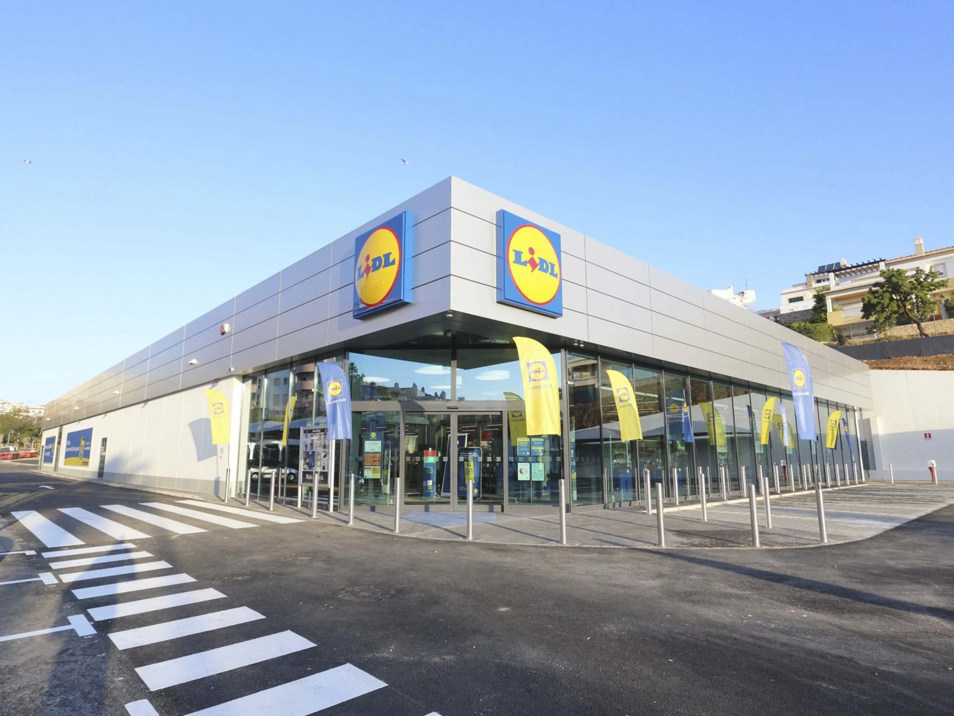 Lidl inaugura loja de Lagos com posto de carregamento rápido para veículos elétricos
