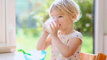 Criança a beber leite