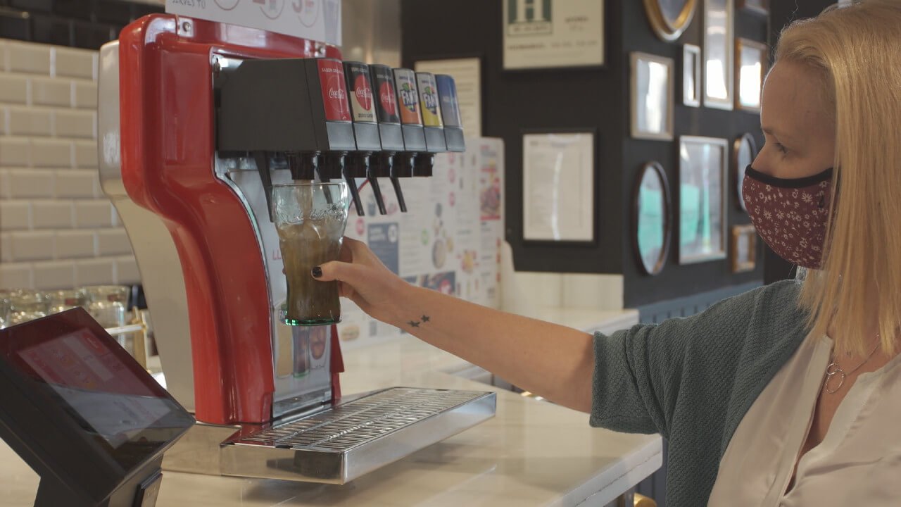 Arranca o projeto piloto de dispensa de bebidas sem contacto da Coca-Cola
