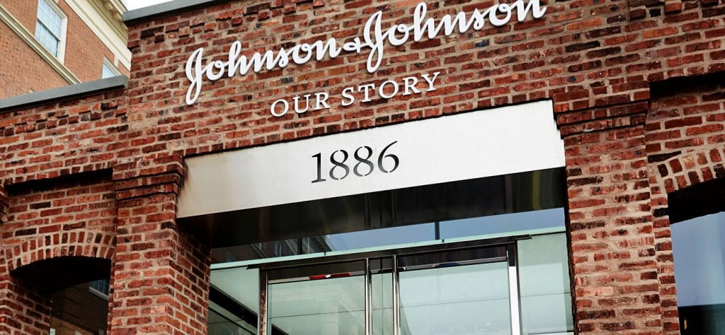 Lucros da Johnson & Johnson caem 96% devido a encargos relacionados com litígios do talco