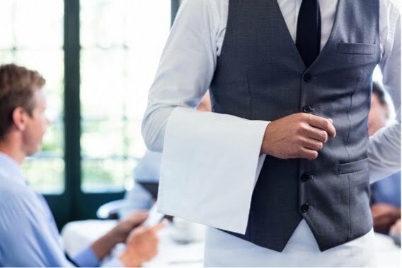 Branded Content - empregado com toalha