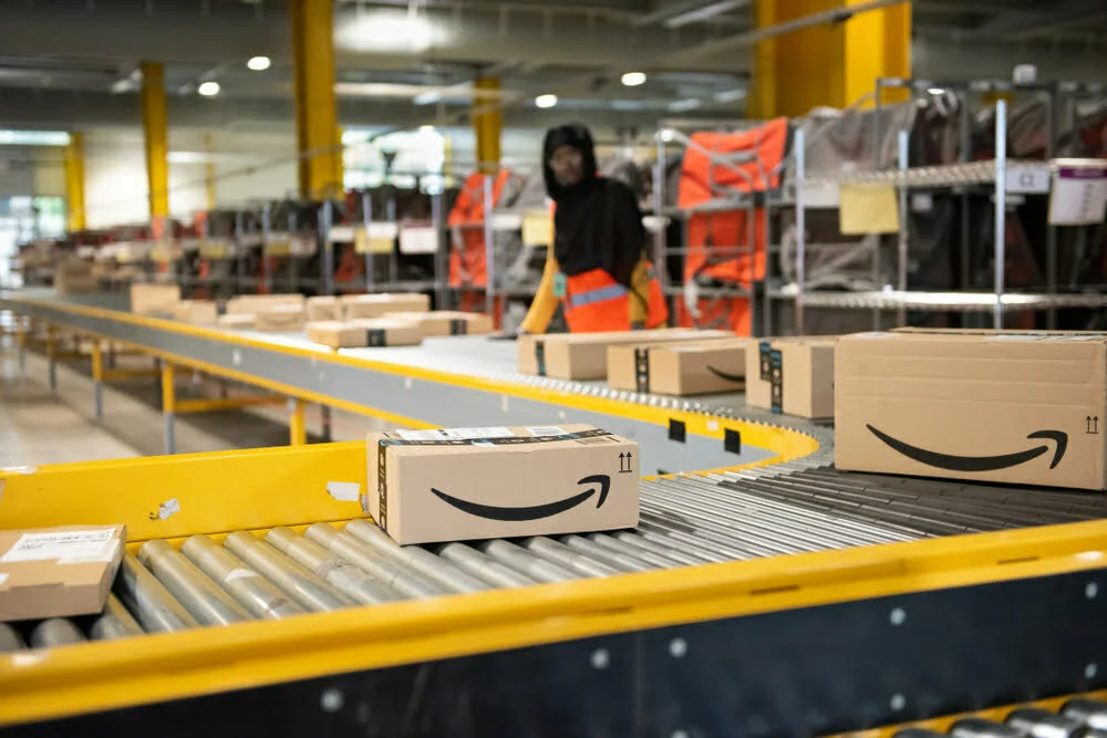 Abrandamento do comércio eletrónico afeta a Amazon