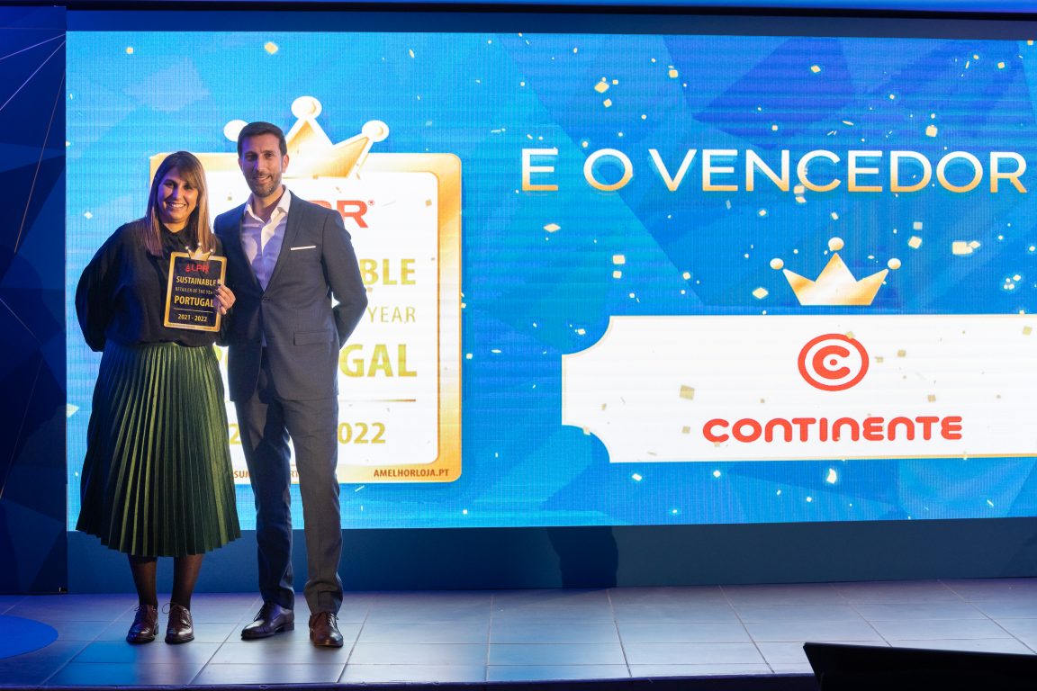 Patrícia Martinho, Project Manager da SONAE MC, e Flávio Guerreiro, Country Manager da LPR Portugal, na entrega do LPR Sustainable Retailer of the Year Award ©Sara Matos