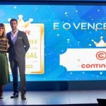 Patrícia Martinho, Project Manager da SONAE MC, e Flávio Guerreiro, Country Manager da LPR Portugal, na entrega do LPR Sustainable Retailer of the Year Award ©Sara Matos